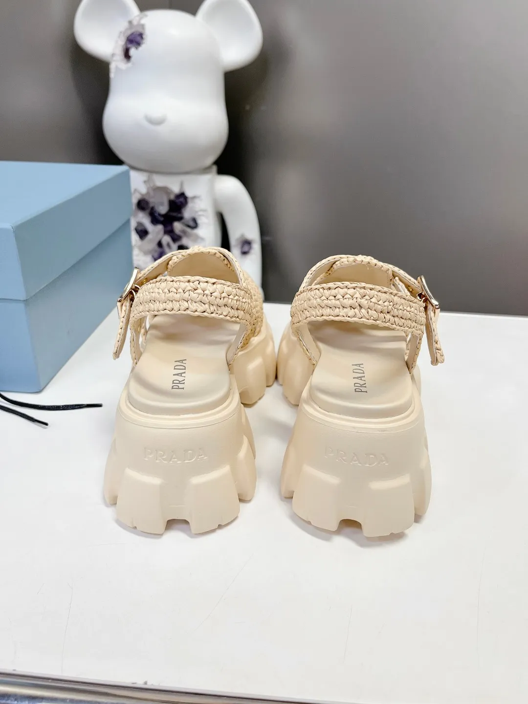 👟👟Ex-factory price 640👟👟 Straw 2023 exclusive version super hot🎊🎊🎊hot prada Prada cage shoes sawtooth Roman braided thick-soled rubber sandals retro fashionable and avant-garde gear teeth 55mm Thick-soled soles, the upper perfectly restores the original craftsmanship, and is made of purely hand-woven uppers. The cost is extremely high, making the whole pair of shoes light and comfortable, full of holiday feel, and bright colors 💐💐💐💐 to satisfy a variety of choices for fashionable people with different styles! The iconic metal triangle logo is paired with the shape of ancient beach sandals. Every design element is fashionable! Code number 35-40